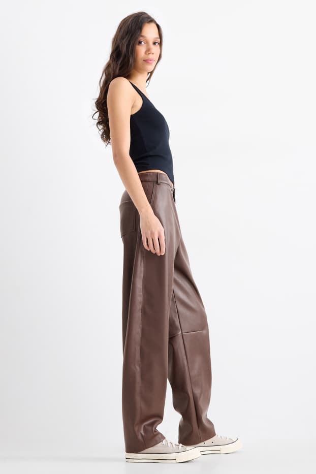 Femei - Pantaloni - talie medie - barrel leg - imitație de piele - maro închis