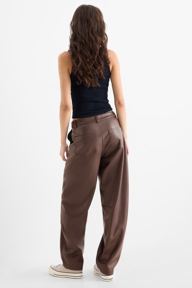 Femei - Pantaloni - talie medie - barrel leg - imitație de piele - maro închis